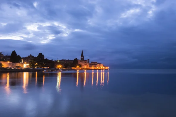 Vista noturna da Porec, Croácia — Fotografia de Stock