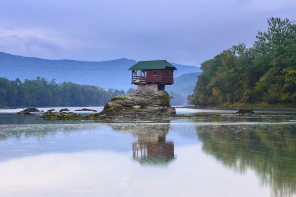 Einsames haus am fluss drina in bajina basta, serbien — Stockfoto