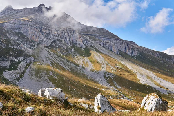 Landschap Met Een Bergtop Wolken Enorme Witte Rotsblokken Voorgrond — Stockfoto