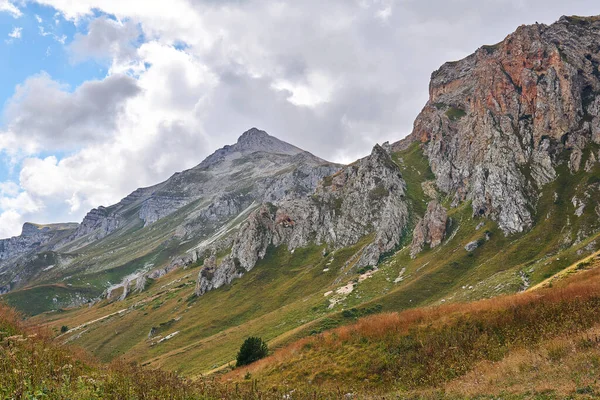 Krásná Horská Krajina Skalnatým Hřebenem Atmosférickém Oparu Dálce Podzimní Alpskou — Stock fotografie
