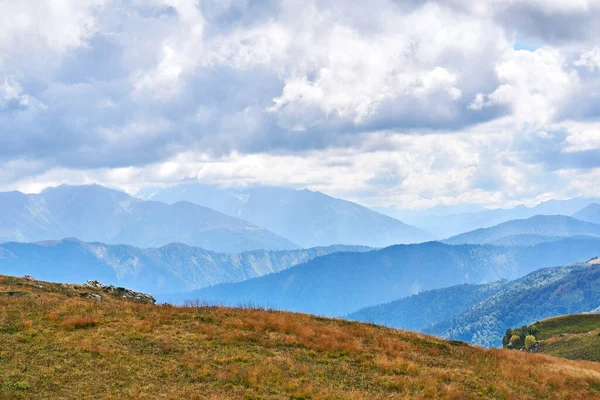 Paisaje Montañoso Otoñal Día Nublado Hierba Seca Primer Plano Cordilleras — Foto de Stock