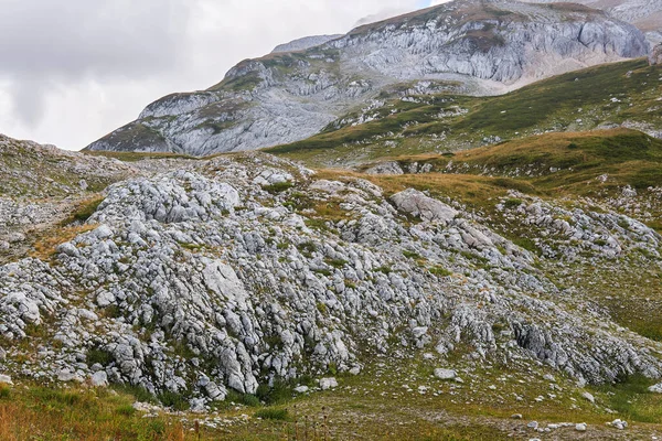 Piękny Krajobraz Górski Skalistego Krasu Nawierzchnią Wapienną Struktura Starzeniowa Zapadliskami — Zdjęcie stockowe