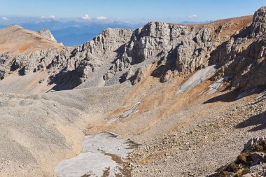 Kafkasya 'daki Oshten dağ zirvesinin kuzey tarafındaki kayaların gölgesinde buzullar yaz sonuna kadar erimedi.