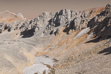 Mars kanyonunun dibindeki buz yataklarının spekülatif görüntüsü.