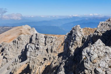 Rusya 'nın güneybatısındaki Adygea Cumhuriyeti' nde, Kafkasya 'nın batısındaki Oshten Dağı' nın zirvesi boyunca sarp kayalıklar.