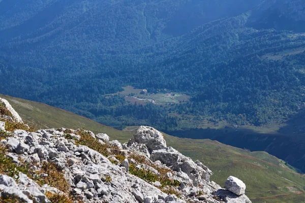 山からの眺め観光客用避難所のある森の谷へ 魚釣りIn白人保護区 — ストック写真