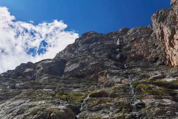 空に対して小さな滝を持つ完全な崖 — ストック写真