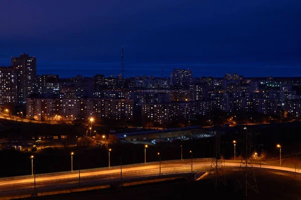 Paisaje Urbano Nocturno Con Carretera Iluminada Primer Plano Zonas Residenciales — Foto de Stock