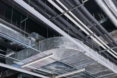 Çeşitli teknik yapılara ve haberleşmelere sahip bir sanayi binasının tavanı