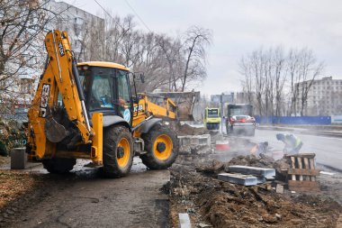 Rerm, Rusya - Kasım 06, 2020: Yağmurlu bir sonbahar caddesinde yol çalışmaları