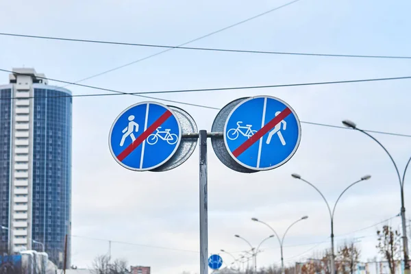 Подвійний Дорожній Знак Кінець Ділянки Рухом Тільки Пішоходів Велосипедів Тлі — стокове фото