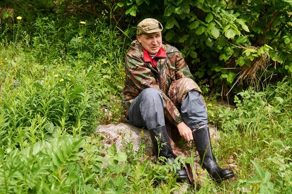 Mann Der Militärischer Kleidung Reiste Und Stiefel Mit Fußfesseln Anstelle — Stockfoto