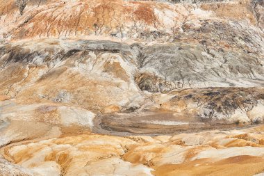 Su akıntıları, açık bir maden sahasında topraktan yoksun, killi bir arazide yağmur oluşturdu.