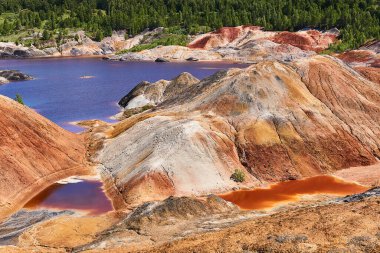 Eski bir kaolin taş ocağının bölgesinde garip bir mor göl oluştu.