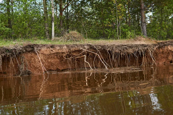 Hliněný Břeh Řeky Zničen Vodou Během Povodní — Stock fotografie