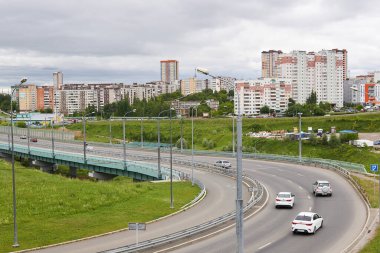 Perm, Rusya - 21 Haziran 2020: kıvrımlı ve üst geçitli bir çevre yolunun kesiti
