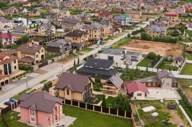 Perm, Rusya - 21 Haziran 2020: Banliyö mahallesinde bir kır evi inşaatı için hazırlık