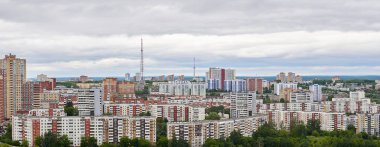 Çok katlı evler ve televizyon kuleleri olan şehir manzarası, en üst manzara.