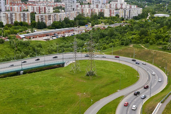 Banliyö kasabasının eteklerinde virajlı ve üst geçitli bir yan yol.
