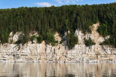 Kama rezervuarının kayalık kıyıları, kozalaklı ormanlarla kaplı tebeşir kayaları.