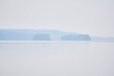 Işık bulanık arkaplan, manzara - sisli sabahlarda uzak ağaçlık adalar