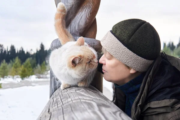 Mujer Comunica Con Gato Mirador Troncos Aire Libre Frío Día —  Fotos de Stock