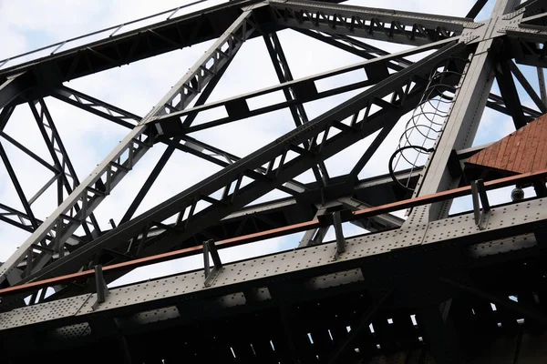 Bottom Zicht Het Gedeelte Van Spoorbrug Tegen Bewolkte Lucht Achtergrond — Stockfoto