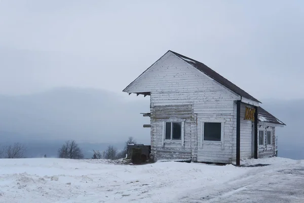 ロシア ペルム地方2020年12月21日 雪の多い冬の風景の中 山の上にトランスポートカフェの古い木造建物 — ストック写真