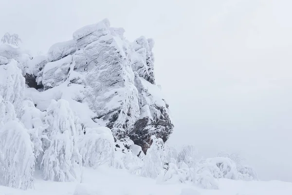 冬には峠に巨大な雪に覆われた岩や霧氷に覆われた木々が — ストック写真