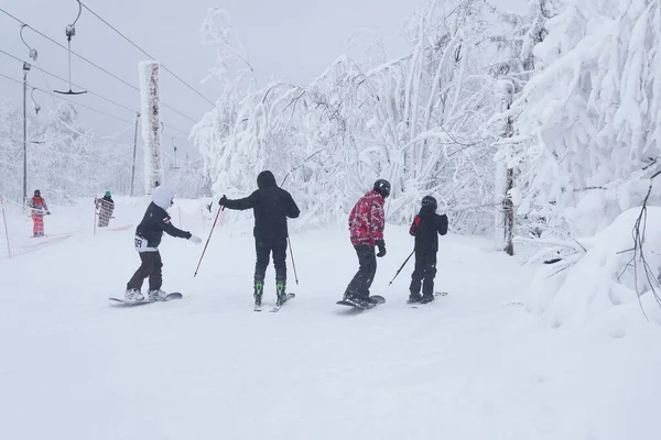 Perm Krai Rússia Janeiro 2021 Esquiadores Adolescentes Snowboarders Vão Deslizar — Fotografia de Stock