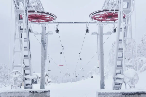 Kayak Asansörünün Üst Kulesi Karla Kaplı Bir Yamaçta Buzlu Ağaçların — Stok fotoğraf
