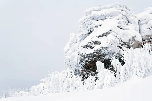 Kış Aylarında Dağ Geçidinde Kar Fırtınasından Sonra Tepeler Ağaçlarla Kaplı — Stok fotoğraf