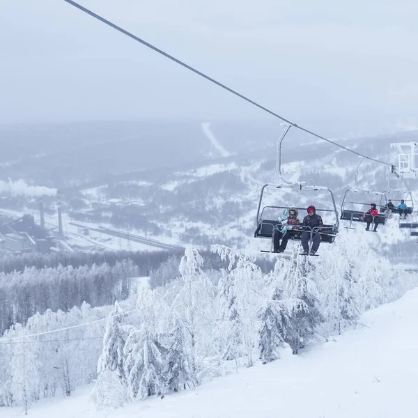 Territoire Perm Russie Janvier 2021 Les Skieurs Utilisent Télésiège Contre — Photo
