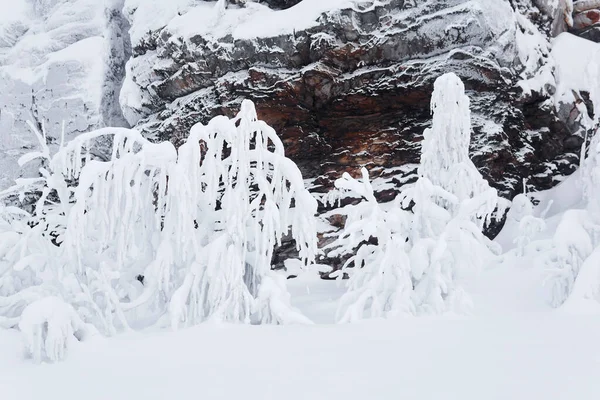Kışın Gökyüzünün Altında Derin Karlarla Kaplı Bir Dağdaki Tuhaf Kayalar — Stok fotoğraf