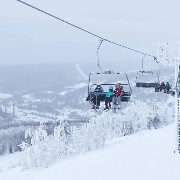 Région Perm Russie Janvier 2021 Skieurs Prenant Télésiège Dans Paysage — Photo