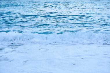 arka plan - soğuk kış deniz sörfü, dalga kırma