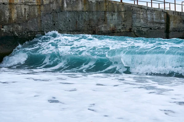 Background Cold Winter Sea Surf Breaking Wave Concrete Pier — Stock Photo, Image