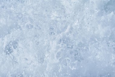 Köpük su sıçratır deniz dalgaları, yakından.