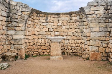 Korunmuş sunağı olan antik bazilika kalıntıları.