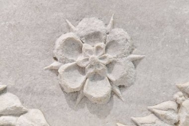 Sivastopol, Kırım - 31 Ocak 2021: MÖ 4-3 arasında antik bir mermer mihrapta bulunan bir çiçek deseni. Chersonesos 'tan