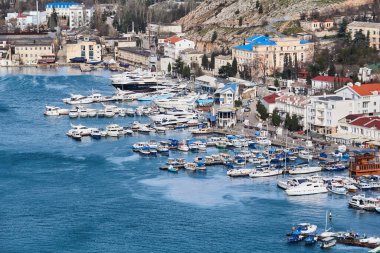 Sivastopol, Kırım - 02 Şubat 2021: Balaklava Körfezi 'ndeki limanın kış manzarası
