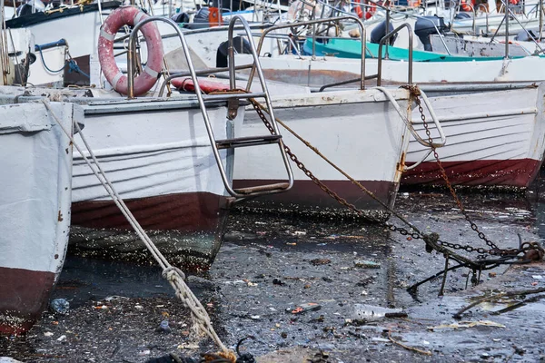 Çevre kirliliği - limandaki demirlemiş gemiler arasındaki son derece kirli su