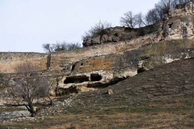 Kayalık bir tepedeki ortaçağ mağarasının şehir kalesinin kalıntılarının manzarası.