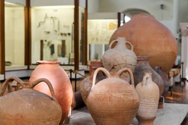 Sivastopol, Kırım - 31 Ocak 2021: Antik Yunan Antik Çağ Müzesi 'nin içindeki Antik Yunan amforaları