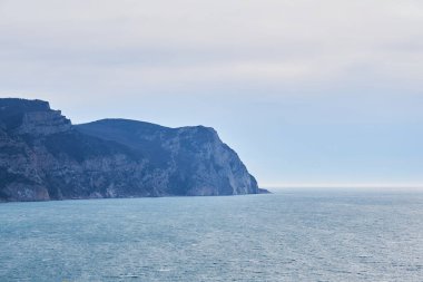 Yüksek kıyı kayalıkları olan kış denizi manzarası 