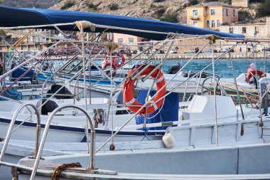 arka plan - limanda duran çeşitli zevklerin ve eğlence amaçlı balıkçı teknelerinin yapıları birbirleriyle birleşir