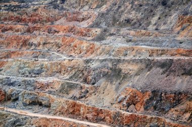 Eski bir kireçtaşı ocağının yamaçlarına 