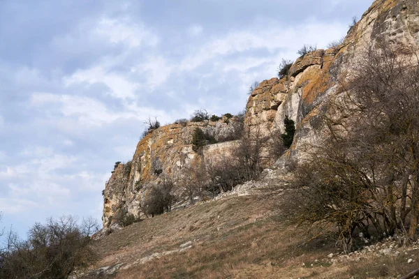 Orta Kırım 'ın kış arazisi Cuesta' nın kenarında kayalık uçurumlar ve kayalar arasındaki antik kale duvarı.