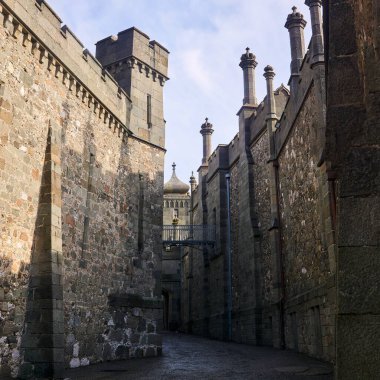 Ortaçağ sokağı gibi görünen antik bir şatonun duvarları arasındaki geçit.