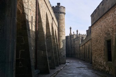 Alupka, Kırım 'daki Kont Vorontsov' un 19. yüzyıl sarayının duvarları arasındaki geçit.